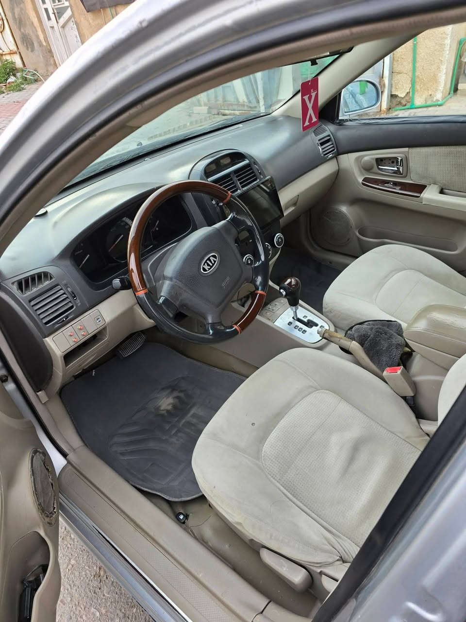 السلام عليكم سيراتو موديل ٢٠٠٧ بيه جاملغ و باب صبغ فقط سعرها ٥٥ بيه مجال مكان كربلاء سيف سعد رقم تلفوني ***********
