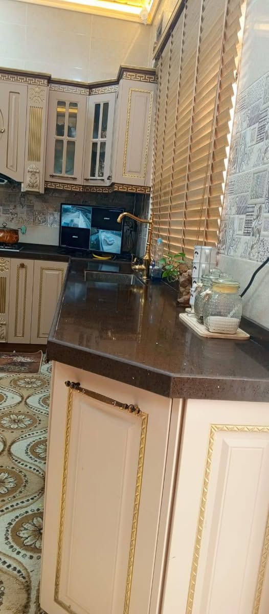 بيت للبيع في حي الامام الرضا مساحة ٢٢٠م طابقين خلف شارع ٣٠مقابل حديقة عامة قرب اسواق النخيل المساحة الفعلية ٢٨٥ م يحتوي على ست غرف نوم تفاصيل الطابق الاول استقبال ومطبخ وهول وغرفتين نوم وصحيات  والطابق الثاني يحتوي على اربع غرف نوم وهول وصحيات والسطح شتايكر وطرمة وحديقة جميلة بمساحة جيدة وتفاصيل اخرى البيت عائلي ومرتب وحديث للاستفسار الاتصال على الرقم ***********
