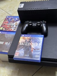 بلي 4 سلم ملحكاته 3 أقراص مع يوبي أس  ابو 850 مع يده 1 اصليه جهاز نضيف...