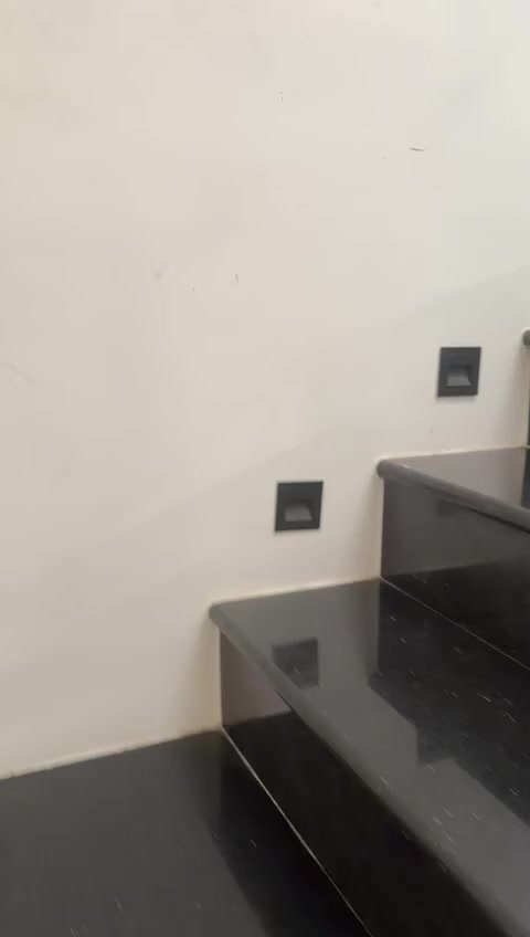 السلام عليكم 
بيت للأيجار مساحة ١٠٠م مؤثث تأثيث درجة اولى كامل في منطقة التاجيات قرب اسواق اليوسف. الدار بناء حديث وجديد رايدة ب٨٠٠ 
***********
