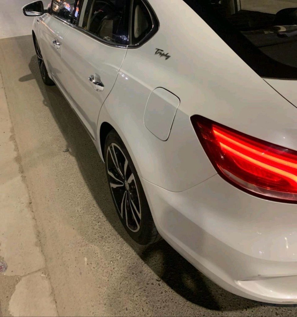 سياره MG6 موديل 2021 
لون ابيض صدفي 
السيارة بعدها بضمان كلها تبديل الدهن 
بالشركة ع ايدهم بعدها 
السيارة باسمنه رقم بغداد تحويل مباشر
المواصفات
4سلندر محرك 1500T تيربو
ممشى السيارة 85 الف كيلو استخدام شخصي
مرتبط كير بوكس اوتوماتيك من 7سرعات dct دبل كلج
-   بصمة تشغيل و بصمة ابوب امامية وجنطة
-   سلايد ( فتحه )،
-   شاشة كبيرة تدعم نظام الابل كار،
-   سايد بريك بصمة، و اوتو هولد
-   مثبت سرعة، وشفتات ستيرن
-   درايف مود, سبورت وعادي
-   كاميرا خلفية
-   مانع انزلاق، تراكشن
-   تديد امام ، مخلف ، مثلاحة
- حساس خلفي
-   مقعد السائق كهرباء
-   دواخل ومقاعد جلد, لونين بلاد مطعم كاربون فايبر
-   فول تحكم ستيرن
-   ايرباك امامي، وجانبي وبالمقاعد
-   لد امامي خلفي
-   نظام اشارات جانبي
-   شاشة اعطال
-   حساس اطارات
-   اشاره حاجب امامي خلفي
الملاحضات بسيارة :- السعر 103 
البدي بيه طخات ع حالها ما مصلحة كما موضحة بالصورة وكذلك بدعامية امامية 
سيارة كلش حلوة ونظيفة
