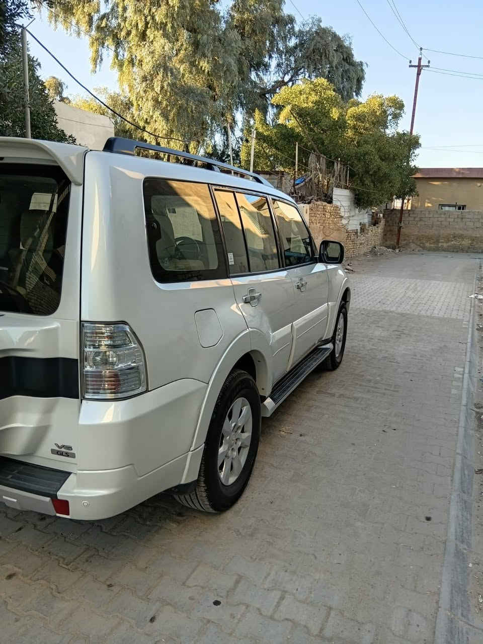 السلام عليكم  باجيرو موديل 2015 حبتور محرك 6 سلندر 3500  مكفوله من الضربه والصبغ سونار منشور فتحة كشنات جلد كشنات كهرباء ٧راكب دمام خلفي ٣قطع تبريد مري شفط حساس خلفي
دفع رباعي باقي المواصفات معروفه 
 تخم تايرمع صدر خلفي امامي جديد رقم بغداد بسمي جديد السعر ١٦٩ اوبيها مجال بسيط 
***********
