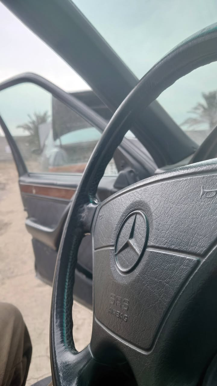 سلام عليكم مارسدس دب مديل 1995محرك كير مكفول مصبوغه عام جماله مكفوله للبيع ومروس *********** سياره مرتبه وحلوه
