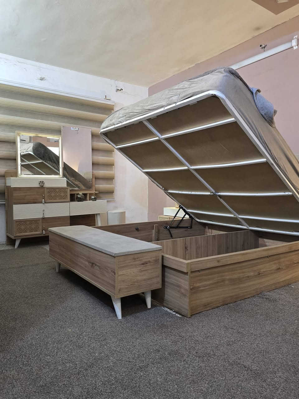 غرفة نوم تركية مستخدمة ٩ قطع 
الغرفة درجة اولى تكمة وخشبها ثقيل مو مثل الغرف العاديات 
● تحتوي على ملحق اضافي للكنتور 
● انارة بالسرير وبالميز 
● مخزن داخل السرير هايدروليك
العنوان بغداد


**إذا كنت صاحب هذا الإعلان وتريد حذفه لأي سبب، رجاءا أرسل رسالة إلى الدعم الفني**