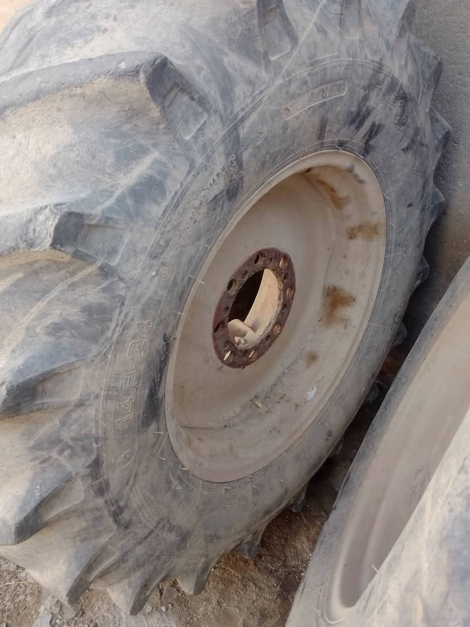 زوج تايرات نضافه 75/100الحجم 24مال عنتر ويل محور دبل امامي
لاستفسار ***********
