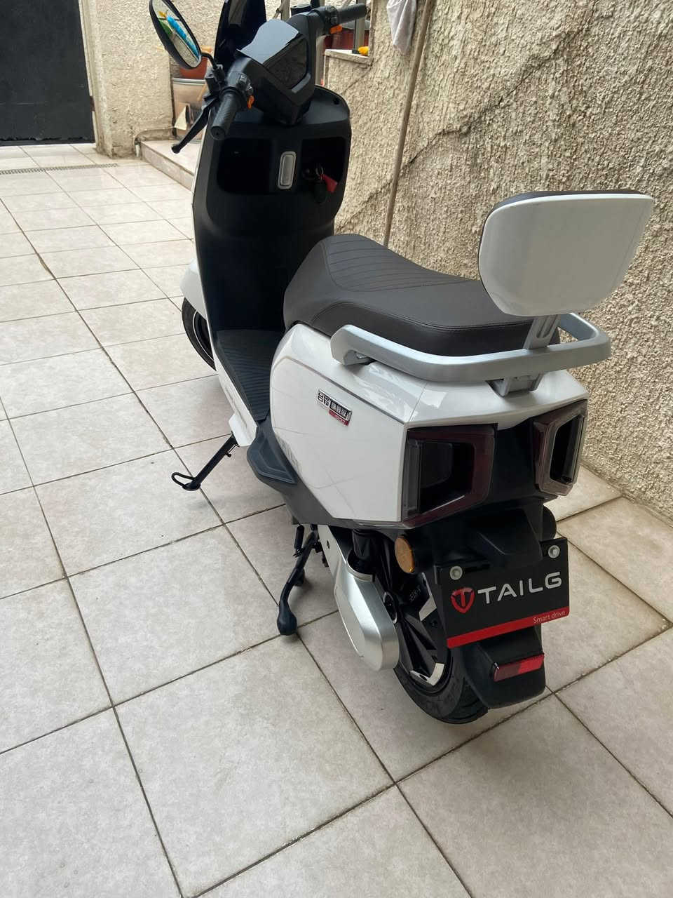 السلام عليكم 🌟
السلام عليكم 🌟  
دراجة كهربائية للبيع 🚴‍♂️

🔹 النوع: تالج  
🔹 البطارية: ليثيوم فوسفات الحديد (LiFePO4) – من أفضل الأنواع  
🔹 عمر البطارية: يوصل لأكثر من 3 سنوات  
🔹 عدد دورات الشحن: فقط 40 دورة (يعني شبه جديدة)  
🔹 المميزات: تدعم الربط بالموبايل 📱  
🔹 الحالة: نظيفة جداً واستعمال قليل  

💰 السعر: 900,000 دينار عراقي  

📍 الموقع: بغداد – المنصور  
📞 رقم الهاتف: ***********
