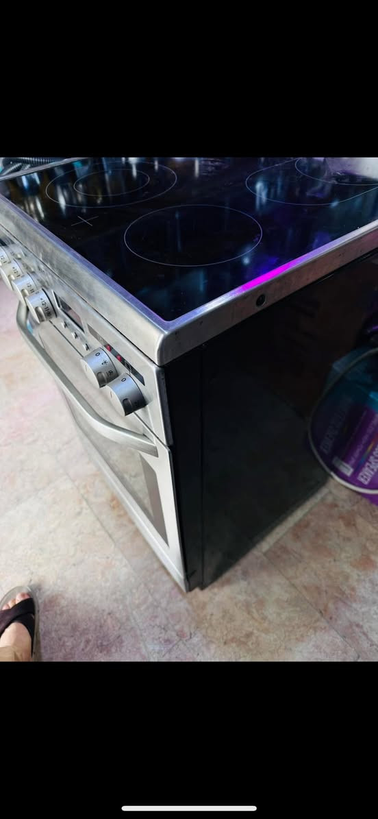 طباخ كهربائي مع فرن باله اوربي استعمال كلش قليل باله العنوان كوفه حي ميسان شارع البواري ***********
