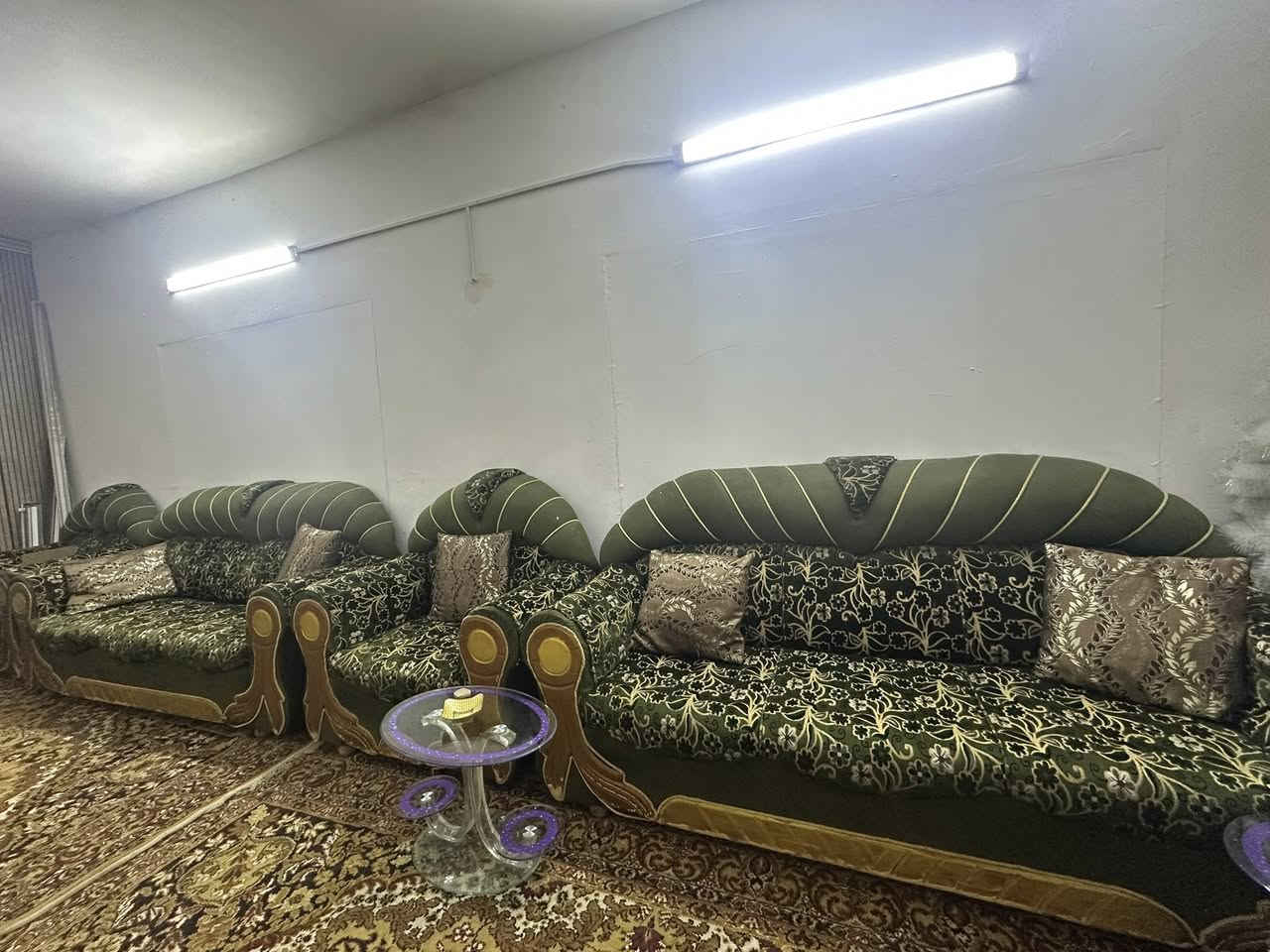 سلام عليكم تخمين للبيع زيتوني 10مقاعد و برتقالي 10 مقاعد نظافة ‎%‎70 سعرهم 400 ثنينهن وبيهن مجال بسيط مكاني الغزالية ***********
