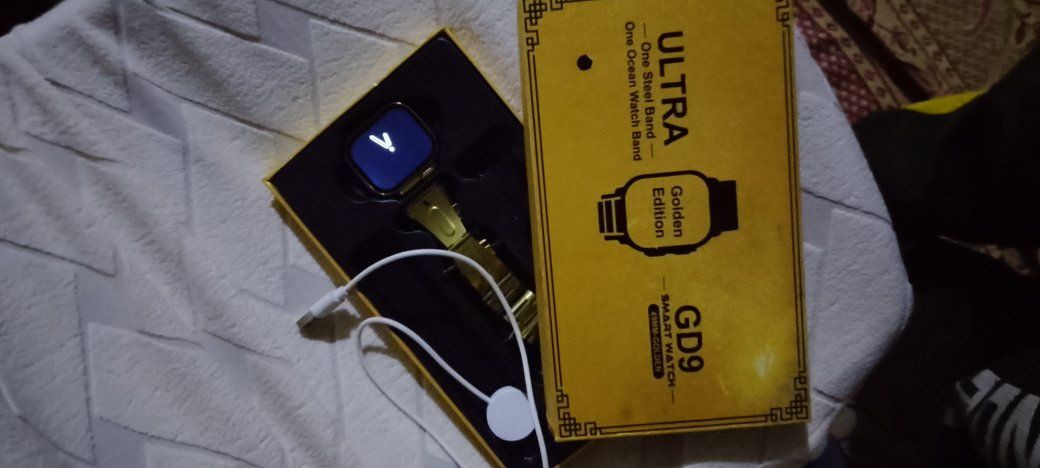 السلام عليكم 
⌚ شاشة مربعة لمس كاملة (تقريباً 2 إنچ)
📞 تدعم مكالمات بلوتوث (تستقبل وتتصل من الساعة)
🔔 إشعارات (واتساب، فيسبوك، مسنجر…)
❤️ قياس نبضات القلب
🩸 قياس الأوكسجين بالدم (تقريبي)
🚶‍♂️ عداد خطوات وسعرات
🏃 أوضاع رياضية
🔋 بطارية تدوم تقريباً 1–3 أيام حسب الاستخدام
🔌 شحن مغناطيسي (مثل اللي بالصورة)
🌧 مقاومة رذاذ ماء خفيفة (مو للسباحة)
🎵 تحكم بالموسيقى
📱 تشتغل على أندرويد وآيفون عن طريق تطبيق
سعر ٣٥قفل للشراي فقط رقم ***********شبه الجديد
