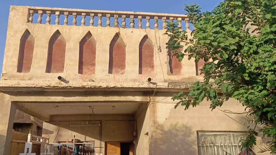 السلام عليكم ، بيت للبيع بلزبير 9نيسان منطقة معروفه وجيران طيبين الشارع تبليط ومجاري 10متر البيت قاطين ع القديم بي5غرف 3جوه وثنين فوك حمامات 2البيت ع قديم بس ينسكن طبيعي المساحة277واقع حال 300متر قريب ع شارع  رابع بيت عن شارع العام سعر300 وبي مجال للشراي
رقم*********** الزبير, البصرة
