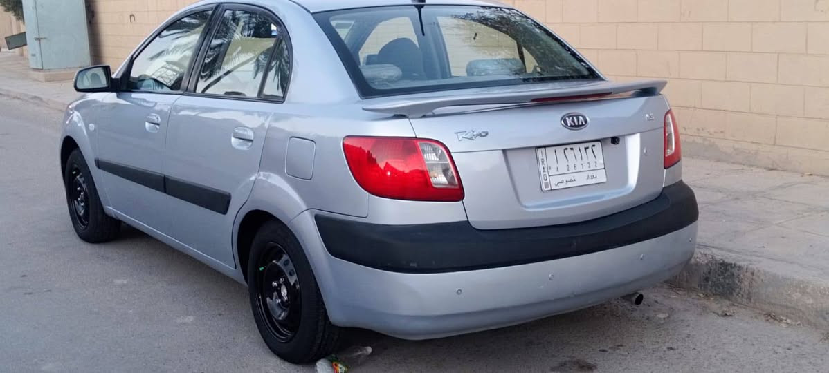 كيا ريو للبيع لون سلفر بحري موديل 2007بدون حادث بدون دواخل بدون ضرار وارد امريكي حادثها جاملغ ايمن امامي  وبدل فقط ..مصبوغه عام جماليه فرن درجة اولى  رقم بغداد رعيها صديقي كبل تحويل 
 محرك 1600 كير مكينة بسلفون جدد ومنضومة تبريد على سلولي ثلج ..تخم ويل وتاير جدد لك.
مكان سياره بابل المسيب ..*********** ..
....السعر 77 وبيها مجال بسيط
