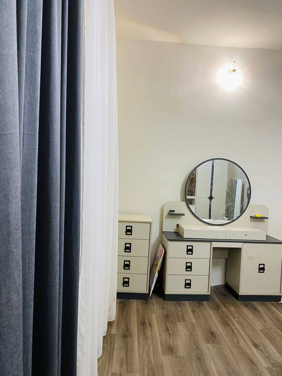 بيت مساحة 200
واجة 10 ونزال 20
بيت غرفتين  4×4ونص
صاله 9×4
المطبخ 4×7
استقبال 4×6
البيت بناء حزام طابوق والباقي بلوك زراعي مشمول بل تطويب حي حريه علئ حولي قرب مدرسه ام بنين.
رقم راعيه ‏‪***********‬‏
