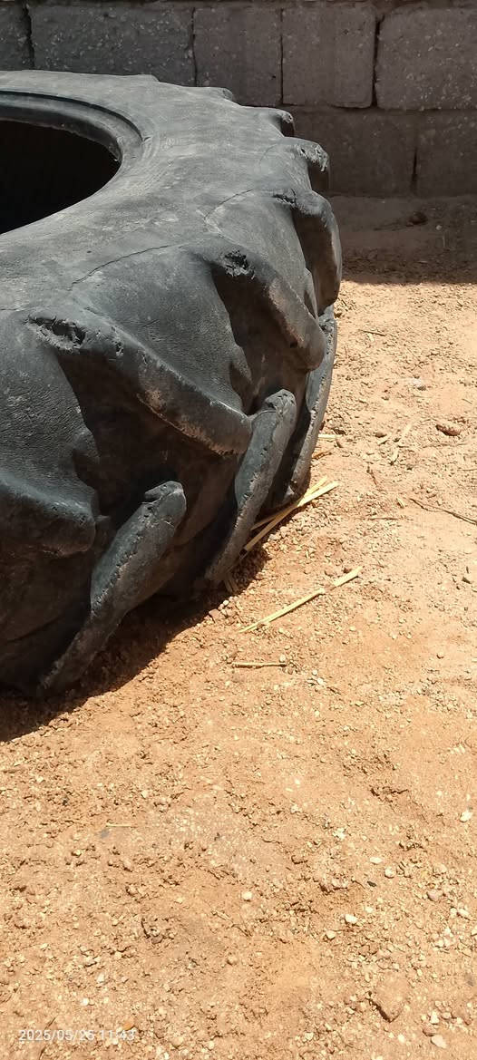 سلام عليكم للبيع تايرات مستعمل انضاف   ل خلفي حجم 38 على 18 ل أمامي حجم 28 مكان الديوانية 
***********
