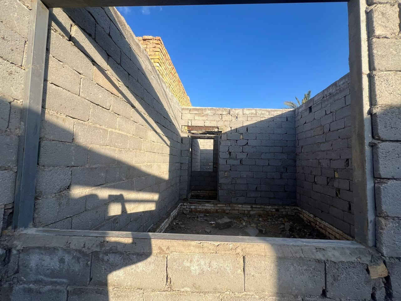 بيت ميت متر زراعي خلف متنزه المناذره مقابل ساده ال راهي حي متكامل ماء كهرباء غرفه وصاله وحمام ومكشوفه ومطبخ ومنور وتوليت خارجيه بلوك خان النص درجه اولى السعر ١٠ ملاين وبي مجال بسيط جدا لاتصال ***********
