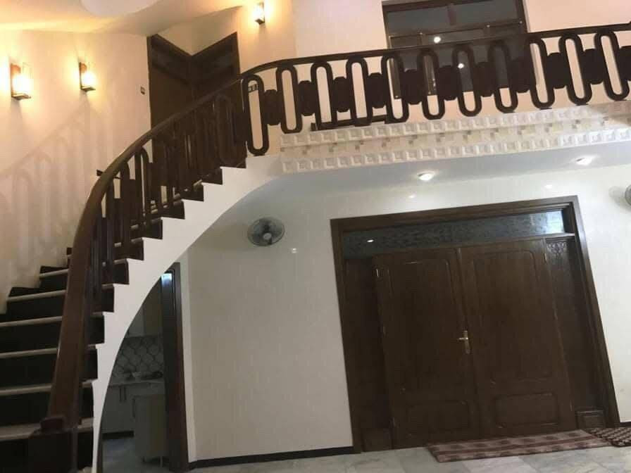 بيت للبيع 
التقية الاولى المساحة 250 
الواجهة 12
طابقين 
الارضي غرفتين نوم واستقبال وصالة ومطبخ وصحيات 
الطابق الثاني 
4 غرف نوم وصحيات 
كراج مع حديقة مع صحيات خارجية 
البيت جدا نظيف 
للإستفسار ***********
وحياكم الله 
.
