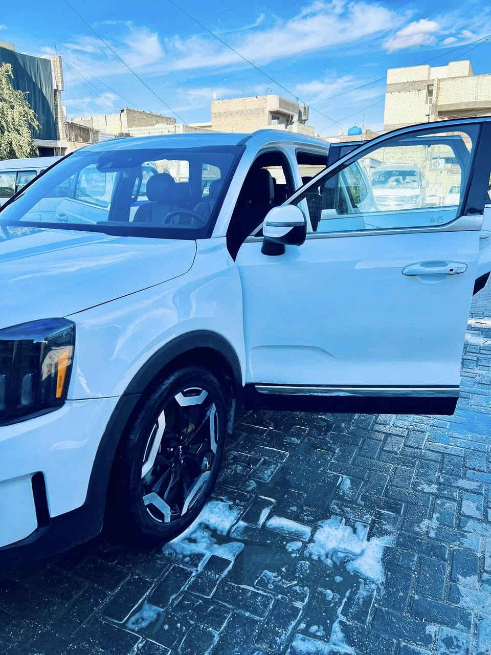 السلام عليكم
كيا تلورايد البيع الموديل 2023اللون ابيض 
سيارة جديدة بمعنى الكلمة 
فول مواصفات
لأدار 
سياقة ذاتية 
صندوق كهرباء 
ترحيب 
فتحة بل السقف 
كشنات منفصل vip 
شاشة حجم كبير 
تبريد 3قطع 
داخل قرميدي 
بصمة 
شاشات بل الكشنات 
أربع فئات 
مكينة 6️⃣سلندر 
السعر 250يعني شدتين وخمسين 
رقم السيارة الجديد الدولي تحويل ثاني يوم 
العنوان بغداد    رقم الهاتف ***********
