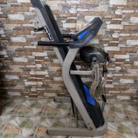 هذا جهاز سير كهربائي بحالة جيدة، مفيد للتمارين اليومية في المنزل. يحتو...