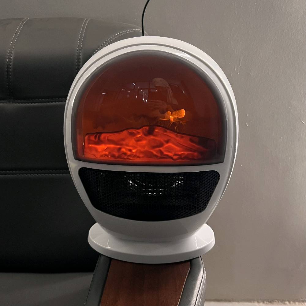 � مدفأة فاخرة بتصميم لهب واقعي – دفا وجو بنفس الوقت! 🔥

حوّل برودة الشتاء إلى دفء مريح مع هذه المدفأة الأنيقة ذات التصميم العصري الشبيه بالكبسولة الفضائية.
تجمع بين حرارة قوية وإضاءة لهب ثلاثية الأبعاد تمنح المكان لمسة دافئة وفاخرة.

✨ المميزات:
	•	🔥 تأثير لهب واقعي يخلق أجواء مريحة وساحرة في أي غرفة.
	•	💨 تسخين سريع بفضل شبكة التدفئة الأمامية عالية الأداء.
	•	🔇 هادئة جدًا – مناسبة لغرف النوم والمكاتب.
	•	⚡ استهلاك منخفض للطاقة مقارنة بالمدافئ التقليدية.
	•	🔒 آمنة ومزودة بقاعدة ثابتة تمنع الانزلاق ومؤشر تحذير.
	•	🎨 تصميم أنيق يضيف لمسة ديكور حديثة لأي مساحة.

💡 مثالية لـ: غرف النوم – الصالات – المكاتب – الكافيهات – الديكور الشتوي.

✨ دفا… وذوق… ونور لهب يخلي الجو أحلى