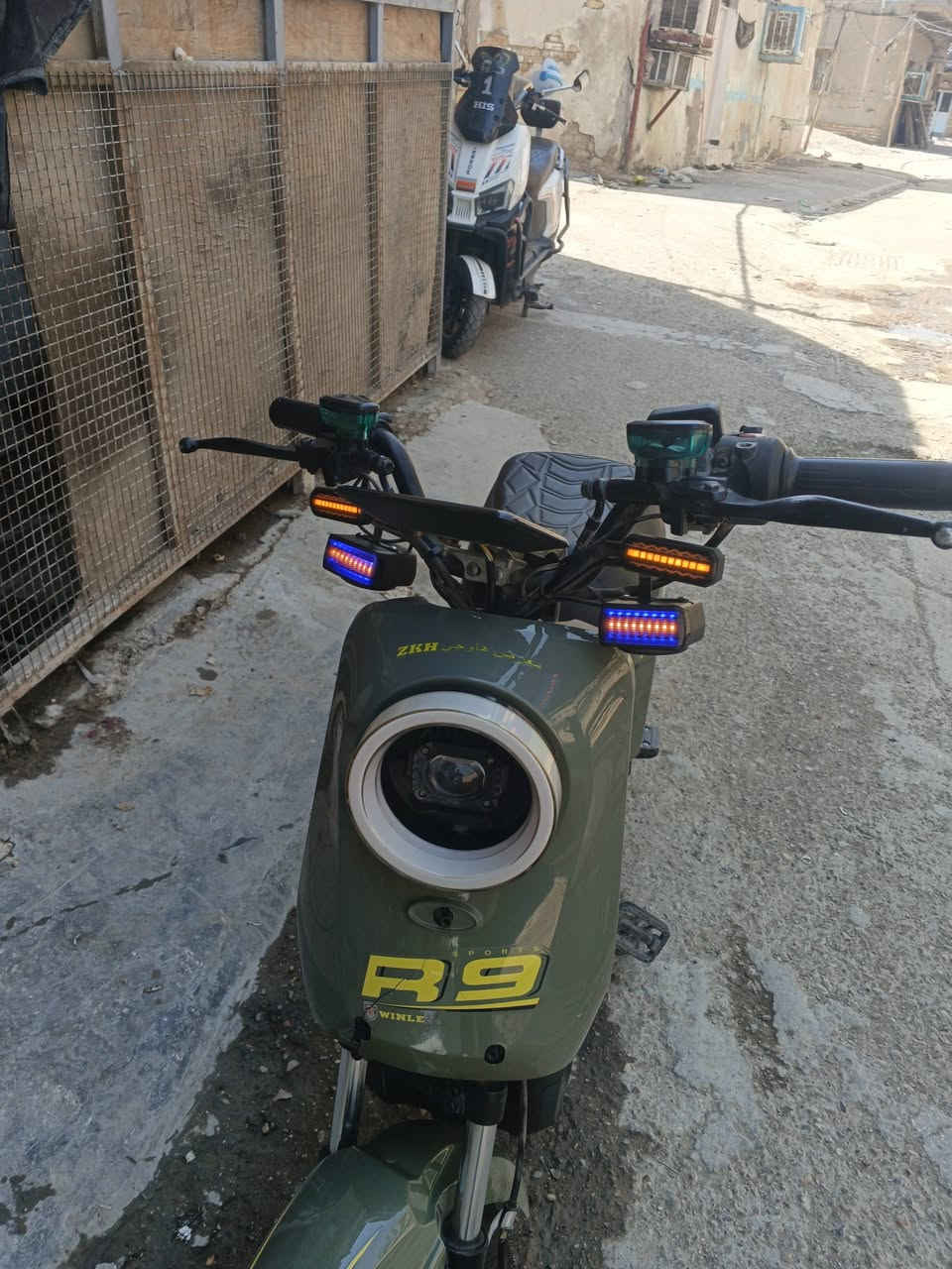 سلام عليكم 
R9 2025
للبيع بطاريات جدد قبل سبوع شديتهن كبار 32 امبير يمشنك 50 كيلو بشحنه الوحده
اشاير لايت عالي ناصي دبل اشاره كلشي شغال هورن 
شاشه وكشف الاعطال شغال 
نظام P R شتريد كامل مكمل 
دبلاته حلوه
فقط فطور بالكفر الامامي وما مأثره بشي تكدر تسويهن
بصمه وسويج
سرعته الحقيقه 75
السعر 370 وبيها مجال بسيط حك جيتك
مكاني بغداد العلاوي
***********
