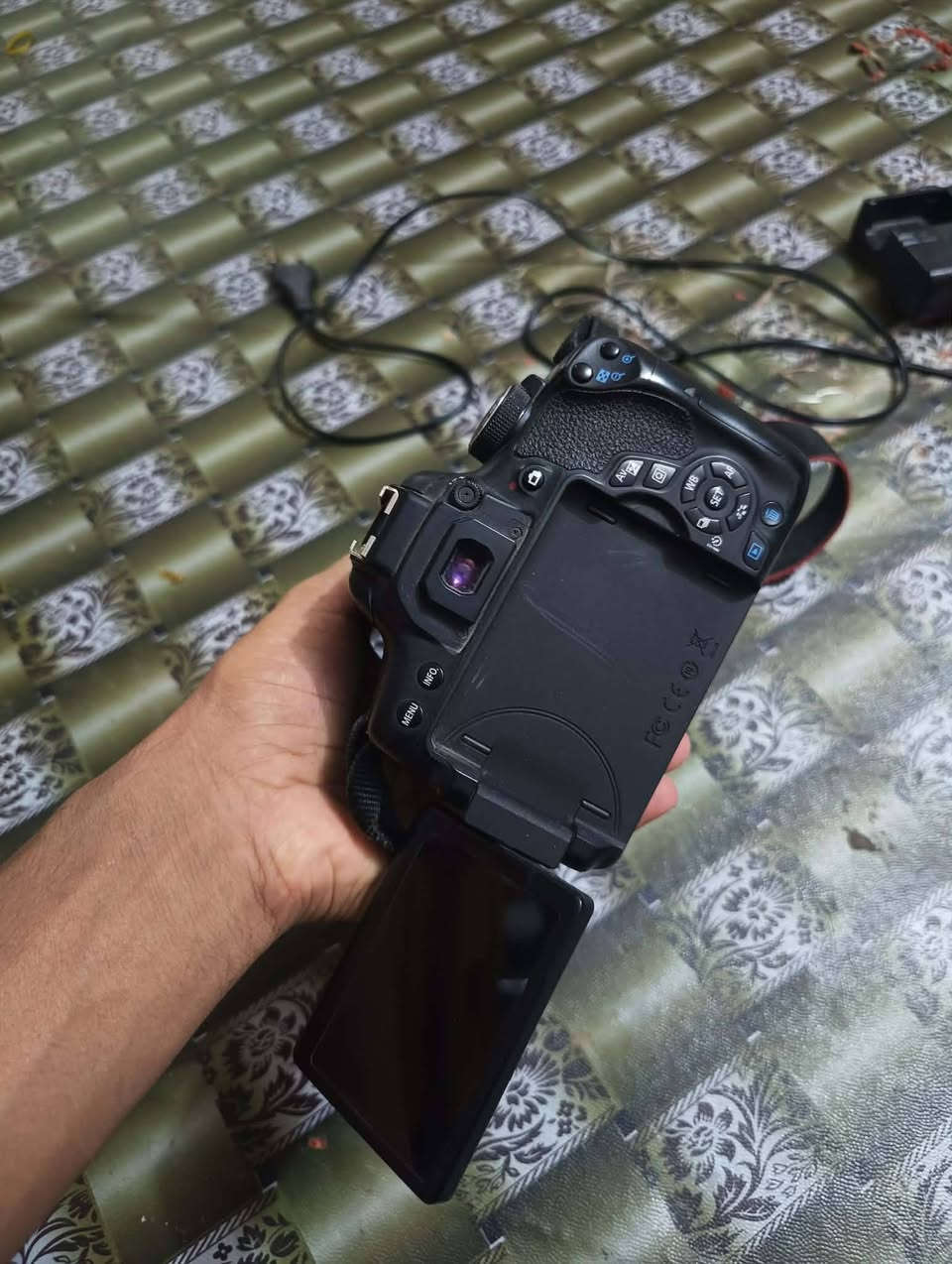 السلام عليكم كاميرا للبيع 750D السعر 350 وبيها مجال ***********
