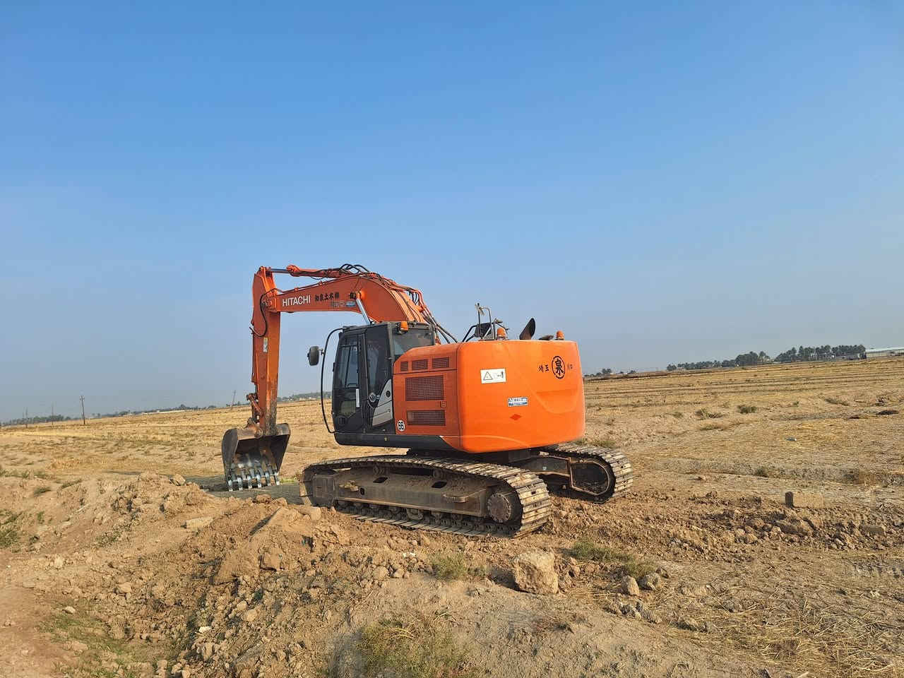 السلام عليكم حفارة للبيع هيتاشي موديل٢٠١٤حجم٢٢٥  B5 Lc  مكفولة مشتغلة٨٠٠٠ساعةالسعر٤٧٥$ التصال***********
