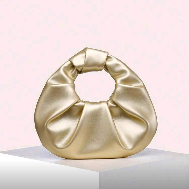 حقيبة يد نسائيه مناسبه لكل المناسبات 
حقيبه فخمه وماركه 
حجمها مناسب قماش صناعي اصلي 🫰 

سعر القطعه 15 الف 

للحجز خاص يوجد توصيل لكل المحافظات 3 الف فقط عرض 💥✨
#instagram #اكسبلور_فولو  #fypppppppppppppppppppppppppppppppppppppppppppppppppppppppppppp
#instamood #explore


**إذا كنت صاحب هذا الإعلان وتريد حذفه لأي سبب، رجاءا أرسل رسالة إلى الدعم الفني**