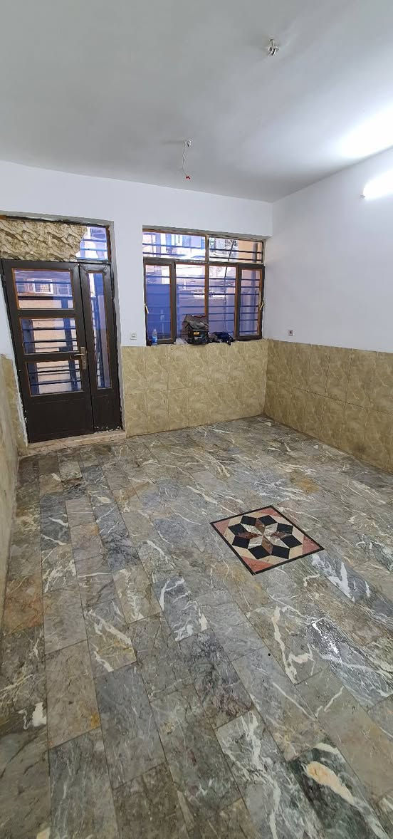 السلام عليكم
دار للبيع  
مساحه ٤٨ متر طابو زراعي
 سند ٢٥  تحويل مباشر
 يحتوي على استقبال  مطبخ خدمات ومنور 
الطابق الثاني غرفتين نوم 
 العنوان سبع ابكار مقابيل مركز شرطه الصليخ 
للاستفسار *********** ابو مصطفى
