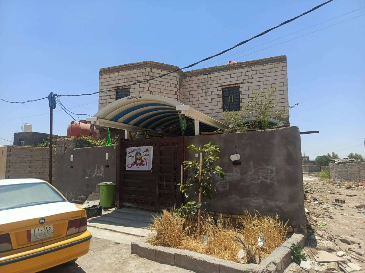 للبيع بيت طابقين
الطابق الاول بناء بلوك الشمال 
غرفة عدد ٢
صالة عدد ٢
صحيات داخلية عدد ٢
مطبخ حار و بارد 
استقبال 
صحيات خارجية 
حديقة داخلية
سقيفة اسكافان 
حديقة خارجية
رباط أرضي وسقف
الطابق الثاني بناء فرمستون 
غرفه عدد ٢
صالة 
صحيات 
سطح 
الدرج فر من الأرض للطابق الثاتي
البناء سنة ٢٠٢٤
بيه وصل تطويب ومصور ضمن التعداد السكاني 
موقع البيت ركن على الشارع العام الرئيسي على ٣ شوارع 
العنوان منطقة العگر مقابيل السايلو عرض الشارع ١٥ متر
المساحة ٢١٠ متر
السعر ٨٥ وبيه مجال بسيط***********
