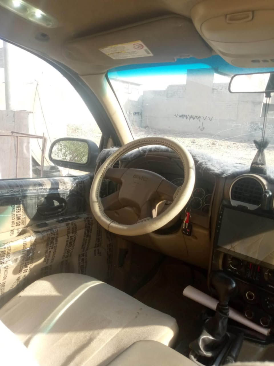 جی ئێم سی ئینڤۆی
مۆدێل ٢٠٠٤
تەبرید سارد و گەرم
٤ تایەی تازە 
سەدر ی لۆکە
چرکەی نیە
ئارمی سلێمانی
ئەگەر موشتەریت پەیوەندی بکە
***********
سعری ٥٠ گەڵایە و معامەلەشی تیایە
سەیارەکە لە کەلارە السليمانية, العراق
