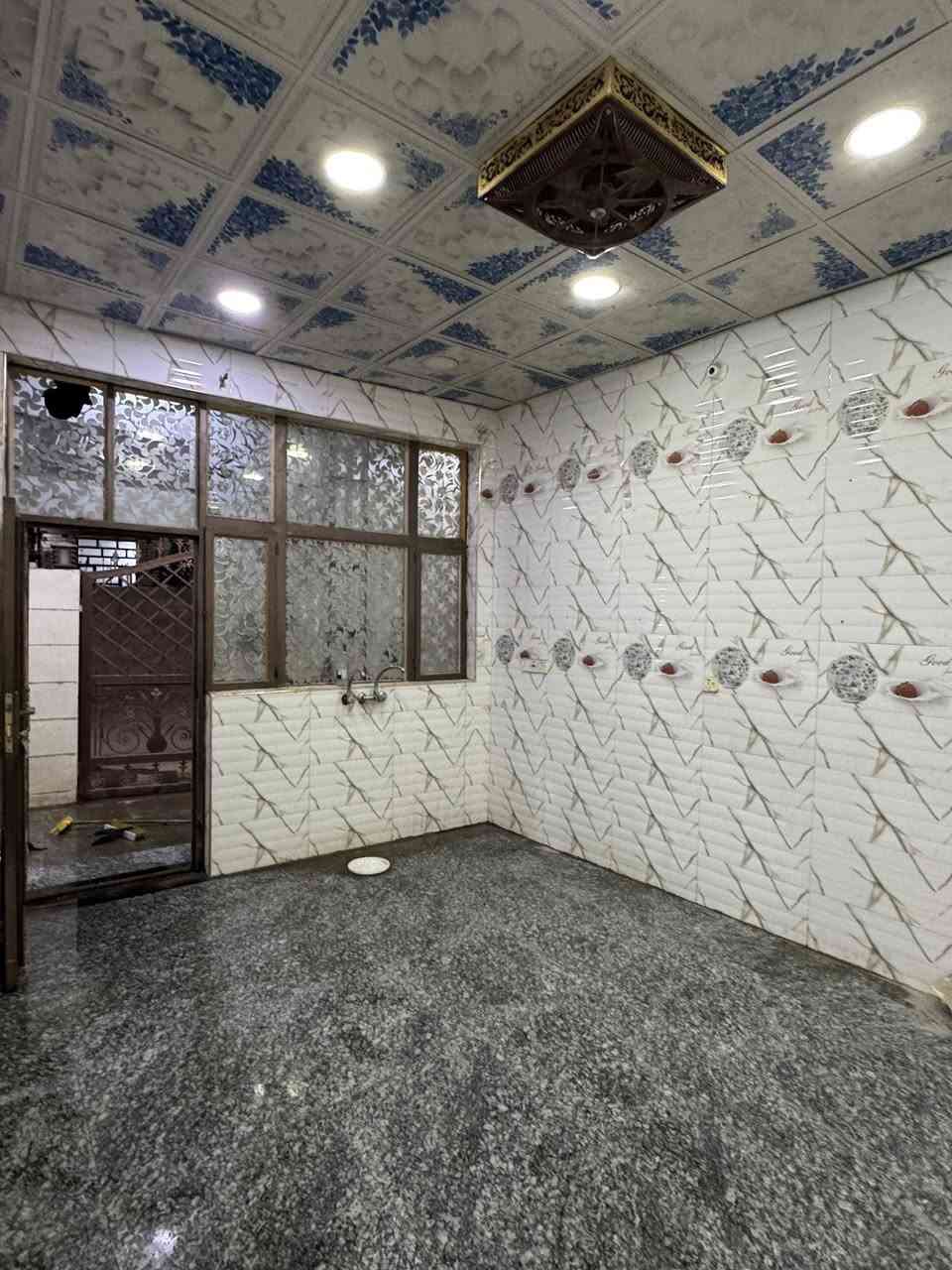 السلام عليكم 
دار للبيع المسافة 100 متر مربع 
التفاصيل / كما في الصور والفيديو 
الطابق الارضي ( غرفة نوم + صالة + استقبال + مطبخ + وصحيات خارجية وداخلية ) 
الطابق الاول ( غرفة عدد 2 + صالة كبيرة + مجمع صحيات ) 
الطابق الاول ناقص فقط ارضية 
السطح شتايكر كامل 
علماً ان البيت غير مسكون وجهاز للتسليم المباشر 
العنوان / نهاية شارع ميثم التمار ( شارع اسواق ام القرى ) 
الشارع تبليط جديد بالكامل مكتمل من ناحية الخدمات ماء وكهرباء 
البيت طابو زراعي سند 25 
السعر 95 مليون 
للاستفسار اكثر الاتصال على الرقم / ***********
