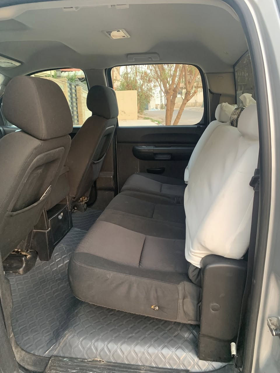 السلام عليكم 

سلفرادو 2013 
دبل قمارة باب طويل بدي قصير المرغوب 
شادلها غلاف بدي 
اللون سلفر 8 سلندر 5300
بيها منضومه غاز 
حداديه صدر جديد
فور ويل 4X4 دبل اكسل 
بدون حادث فقط صبغ مگشور بعض مكانات و شبر بارد بلجاملغ الخلفي 
رقم اربيل شرط الوكاله و التحويل 
كير محرك بشرط 
***********
