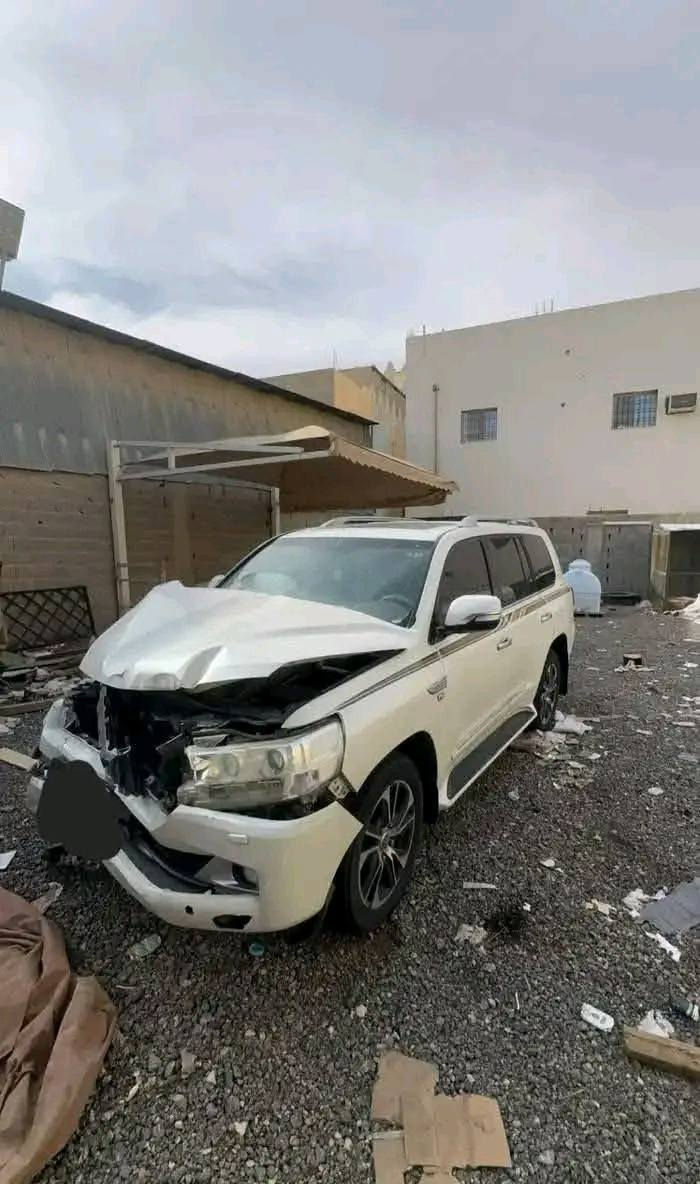 لاندكروز ساز 2021 ماشيه 102 الف كيلو فول موصفات للاخير كيجاز لكزز مكفوله سابقن  رقم شمالي تحويل بس ماسوي وكاله ( وسياره ساز مو شركات عاديه ) مكانها بغداد للاتصال *********** السعر 205
