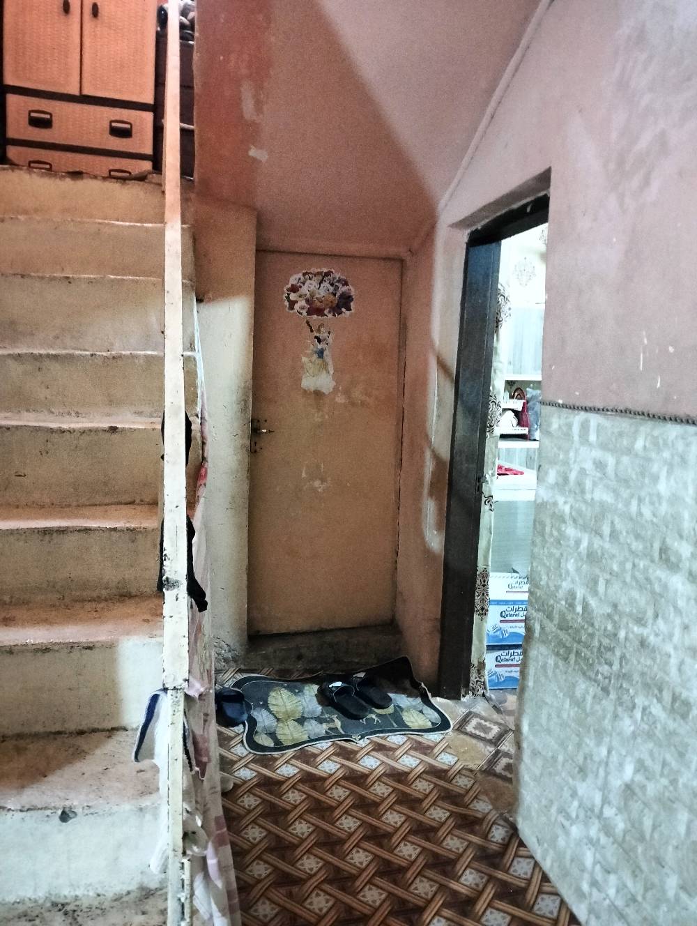 السلام عليكم 

منزل للبيع... مساحه 240م.. طابقين... الطابق الارضي بناء 86 مكون من ثلاث غرف منام + غرفه استقبال+ هول + مطبخ.. وحمام وتواليت

& الطابق الثاني بناء 2010 مكون من غرفتين منام وهول ومطبخ. وصحيات. 

مكان البيت الجنينه الشارع التجاري حي الانتصار... منطقه فيها الخدمات كافه ماء. مجاري. كهرباء.. ومدارس من الابتدائية لغايه الجامعة 

سعر المتر 2250 مليون و250 قابل للتفاوض