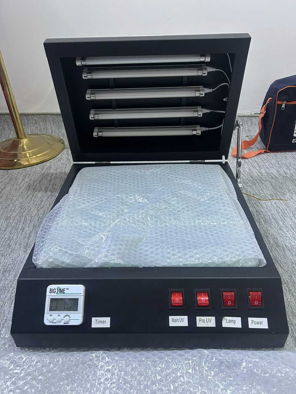 جهاز اشعة uv
مستعمل مرة وحدة فقط !!!!
جديد بالكارتون والنايلون 
يطبع دروع كرستال 
بي عداد مال وقت 
نضافتة ١٠٠٪؜ 
للاستفسار : ***********
مكاني بغداد الامين الثانية
