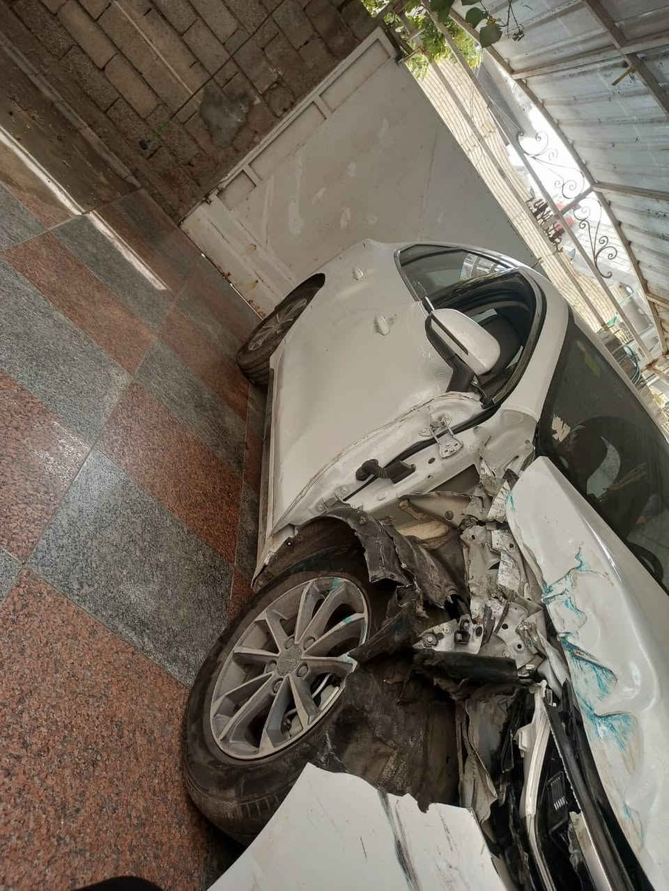 السلام عليكم بي واي دي ديستروير موديل 25بصره بسمي بيها هذه الحادث على حادثها أبيعها تعمل وتسير ماشيه 11الف السعر 110وبيها مجال  العنوان البصره الحيانيه شارع القائد قرب حسينيه اصحاب الكساء هاتف *********** بيع فقط ماراوس
