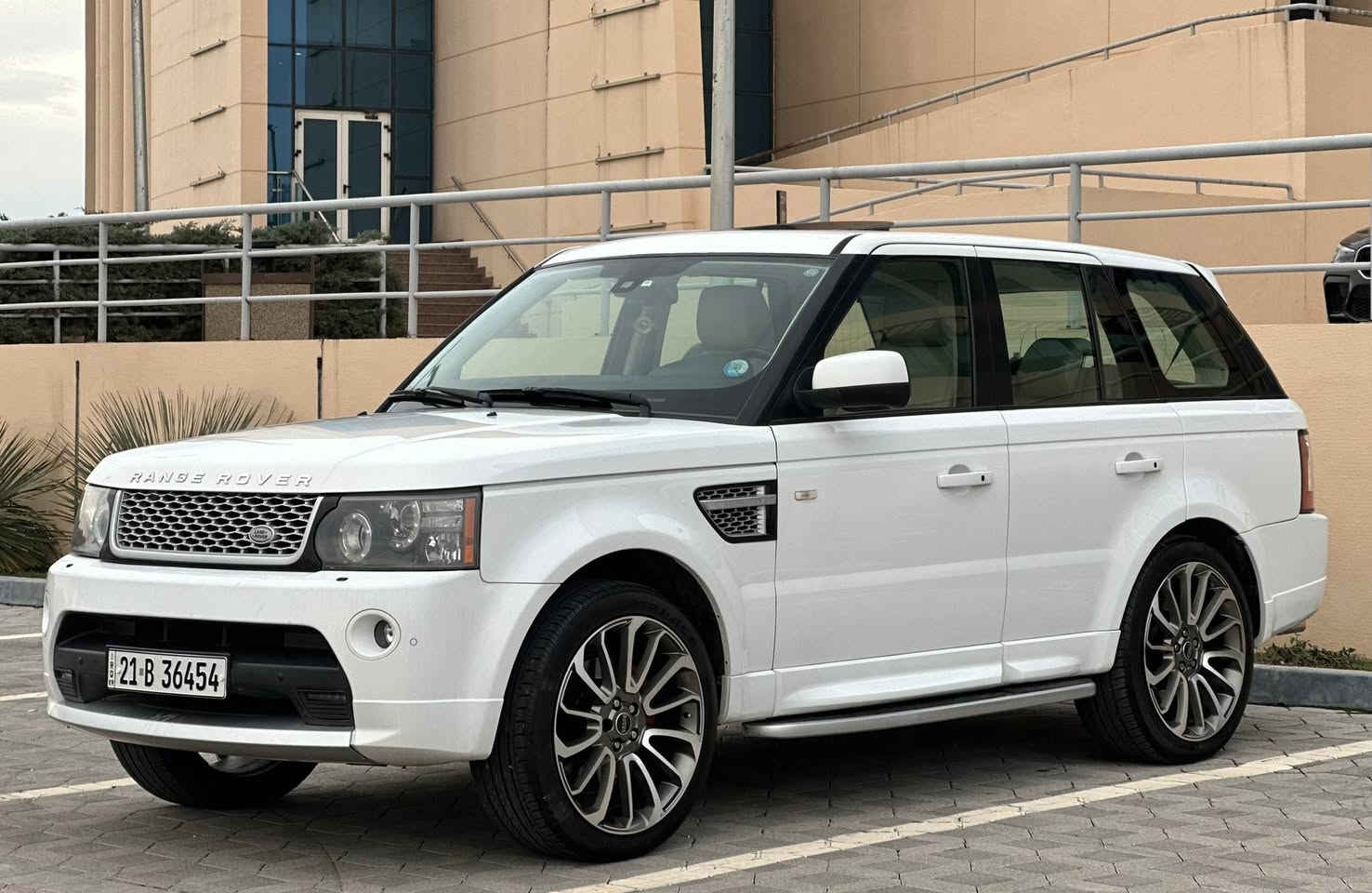 Range Rover Sport 2011  
 
مكان سيارة سليمانية 

***********

سعر مطلوب ١٤٨ ورقة و مجال 

بيع نقد بدون مراوس 

مكان سيارة سليمانية 
 

محرك بدون سوبر ارغب محرك   

سيارة وكالة خليجية ضمان دولي 

**********************

سيارة مكفولة من صبغ 

*********************
مواصفات 
 بصمة 
سلايد
داخل بيجي
كشنات كهرباء 
كشنات جلد 
شاشة  
دبلات جبريس صاعد و نازل حسب رغبة 
سيستم صوت سماعات 
ستيرن تحكم فوول اوبشن
اربع نضام قيادة (صحراء و ثلج و جبال و ستاندارد )
گیر (سبورت و عادي و اوتوماتيك)
بريك بصمة
تبريد مركزي تشغيل يسار و يمين و امامي و خلفي مختلف حسب رغبة 
*************************
شروط سيارة 

محرك و گیر  بشرط
حدادية جديدة
تخم تاير ويل جديده
سنوي جديدة
لوحة جديدة تحويل مباشر

**************************
سعر سيارة ١٤٨ ورقة مجال 

مكان سيارة سليمانية

***********
