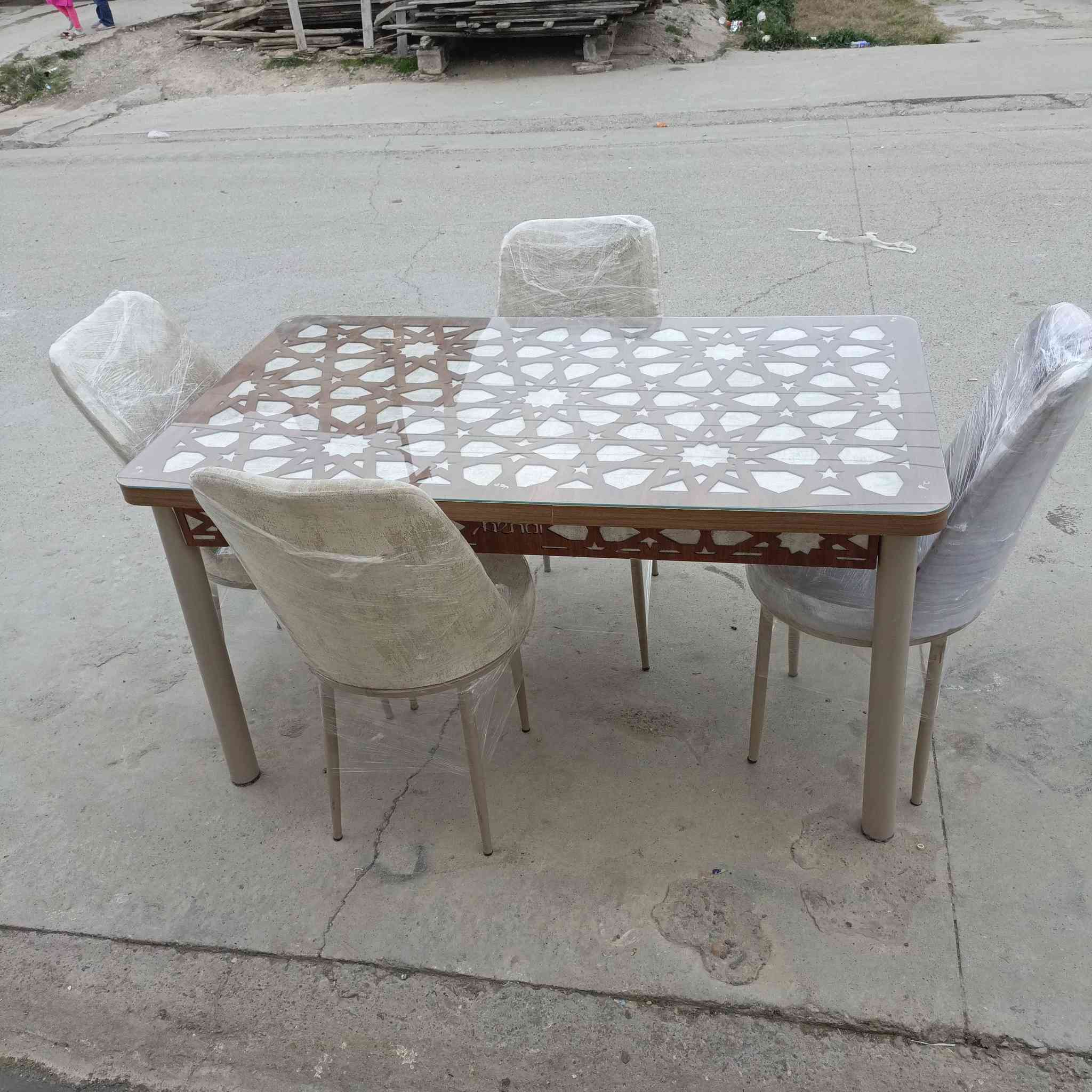 ميزطعام مع اربع كراسي للبيع السعر 100 المكان كركوك حي العروبه الاستفسار على هذا  الرقم ***********
