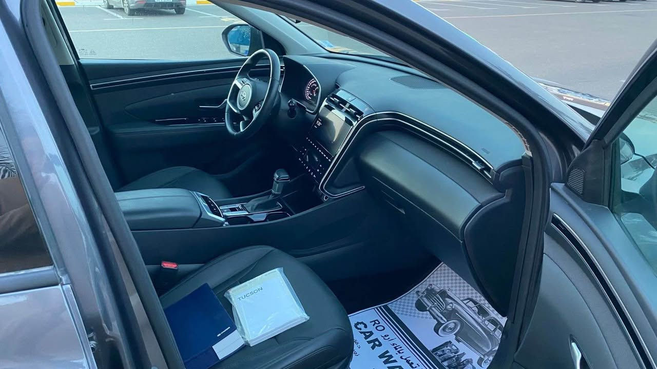 السلام عليكم ( للبيع فقط)*********** 
توسان موديل 2024 وارد امريكي فول بانوراما
لونها رصاصي
دخول وترقيم جديد ( رقم اربيل تحويل ثاني يوم)
بدون قطرة صبغ بدون تبديل بدون ايرباك
( حادثها فقط تعديل pdr بارد بحافة البنيد) 
الباقي كفاله عامه شرط السونار 
الموصفات فول واذكر جزء منها 
🔹بانوراما على طول السقف 
🔹كشنات جلد بالكامل + تدفئه
🔹كشن السائق كهرباء + هاند بريك بصمه
🔹بصمة تشغيل + بصمة ابواب + جنطه كهرباء 
🔹شاشه ايباد كبيره الحجم + تبريد شاشه
🔹محرك 2500 + انظمة متعدده للقياده
🔹تدفئة مقود + فول رادار 360 درجه
🔹اشاير بالمري + نقاط عمياء 
🔹ماشيه 19 الف وبعد مماشيه بالعراق
🔹للامانه السياره جديده جدا وبعدها بريحة الشركه ( جميع الايرباكات سليمه)
🔹السعر 206 
مكاني بغداد المنصور 🔹
*********** الرمادي, الأنبار
