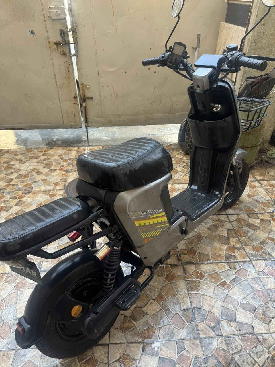 للبيع دراجة شحن ريان R10 لون رصاصي الدراجة نظيفة وحلوة بس نقصها بطاريات
رايدها ب٣٠٠ الف وبيها مجال 
مكاني بالمنصور الداوودي التواصل واتساب ***********
