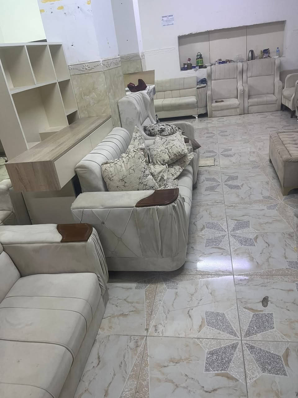 يتوفر تخم 40 مقعد ويرهم ديوان ويرهم تخومه عدد 4 كل واحد عشر مقاعد لطلب والاستفسار مراسلة الصفحه او الاتصال على رقم الواتساب *********** العنوان تكريت القادسيه نهية شارع الكراج مقابل تنزيلات الباشا
