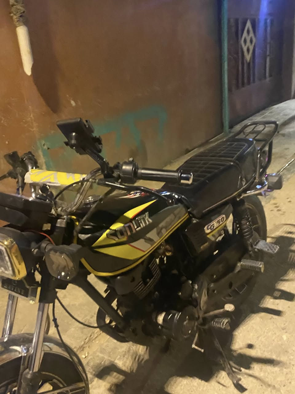 سلام عليكم دراجة لبيع موديل 24 نضافة فول تجي تفحص وتاخذ ومكينة 150c ملاحظة صغيرة (بس دشبول طك ليطة ولحمتة)السعر 625 وبيه مجال بسيط ومكان ديالى شهربان ***********
