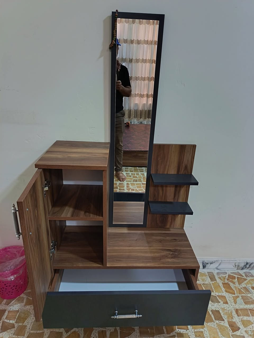 عرض خاص 
غرفةتركي نظيفة جداً اخو الجديدة نظفة 💯 العنوان خلف مرطبات البحرين مقابل افران زينب الرقم ***********
مستعدون لشراء الغرفة والكناتير
