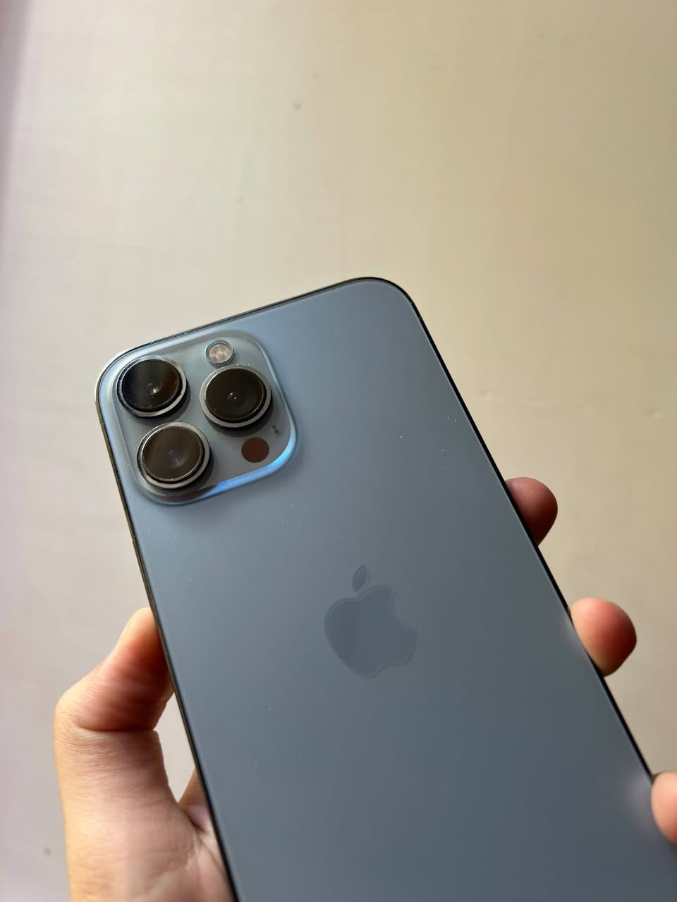 ايفون 13 pro max 
العدد 2
الاول : بطارية 78
الثاني:83
نظافه ومكفول من كل شي 
مابي زلخه نموذج M
ذاكره 256
اللون بحري
السعر 725 
***********
