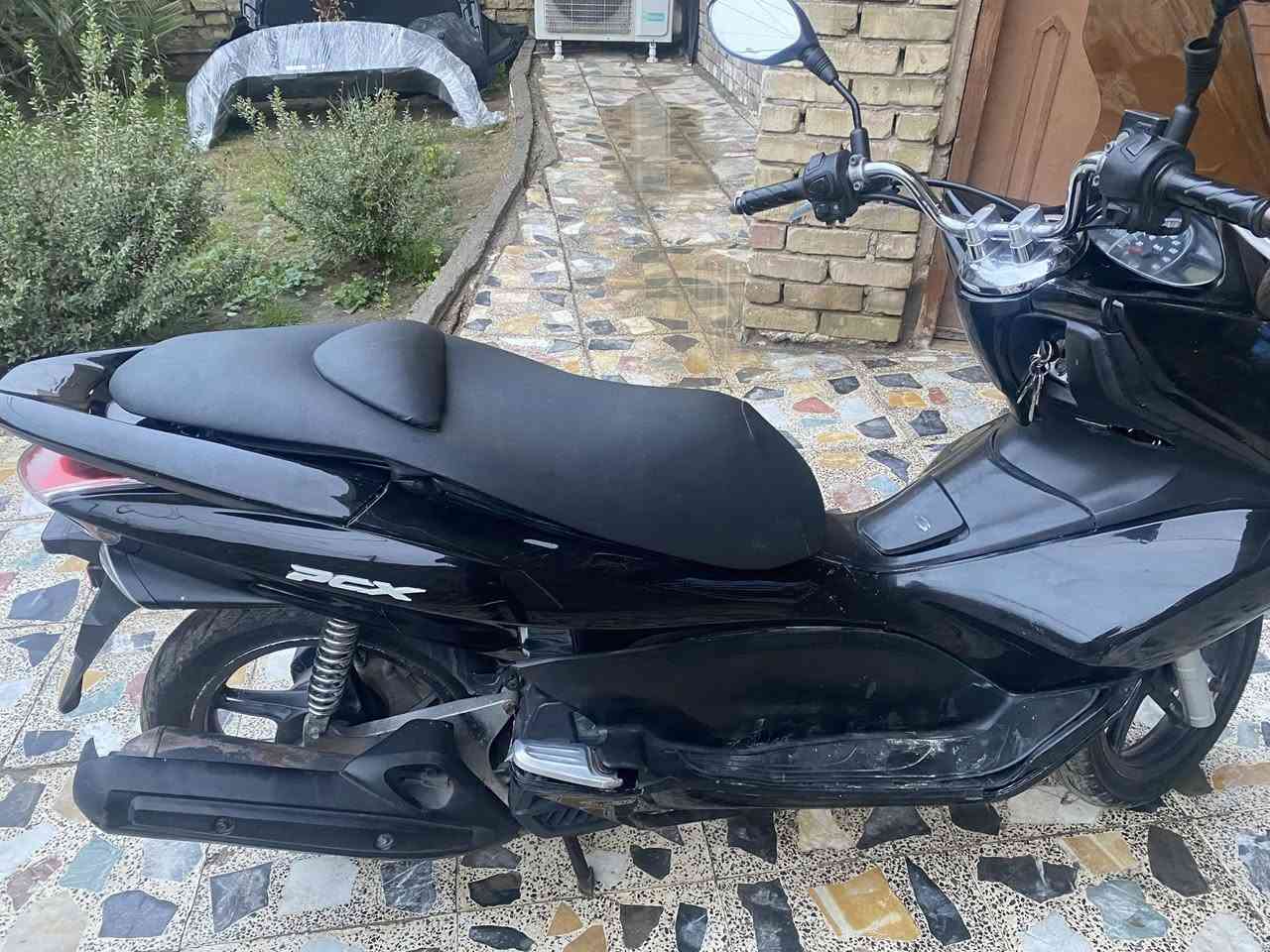 pcx الجيل الاول ياباني (jf) 
حساس ازدحام 
حساس استان 
محرك ١٢٥
 شلعة معدل محرك مامفتوح دراجة تخبل
 السعر مليون ٢٥٠ وبيه مجال رقم ***********
