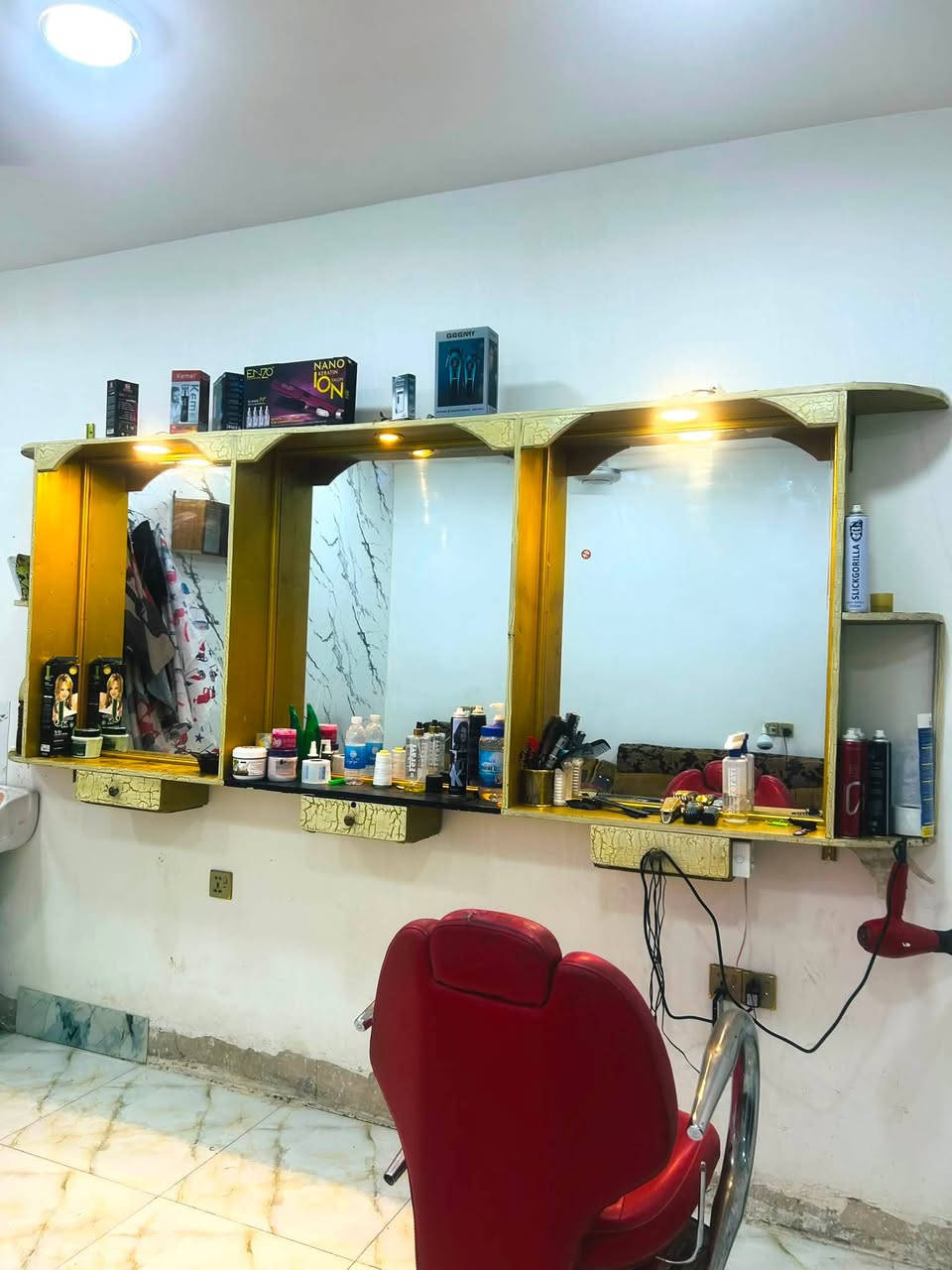ميز حلاقه للبيع أناره داخليه صبغ ذهبي خشب تركي الأصلي  السعر 150وبي مجال شي بسيط مكاني الانبار الرمادي حصيبه الشرقيه الاستفسار ***********
