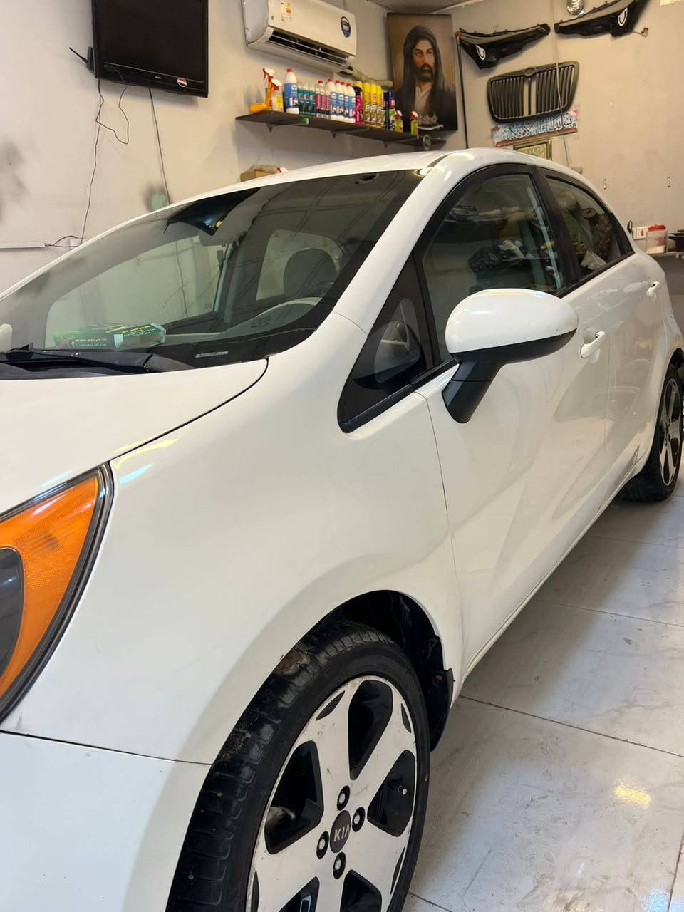 السلام عليكم كيا ريو موديل 13 وارد امريكي محرك 1600 رقم بصره مشروع وطني سنويه لل 29 حادث جاملغ وبنيد مبدل أصلي تفصيخ السياره جاهزه من كلشي محرك كير حداده تبريد تخم تاير جديد اصلي كوري مكان السياره بصره السعر 82 هاتف ***********
