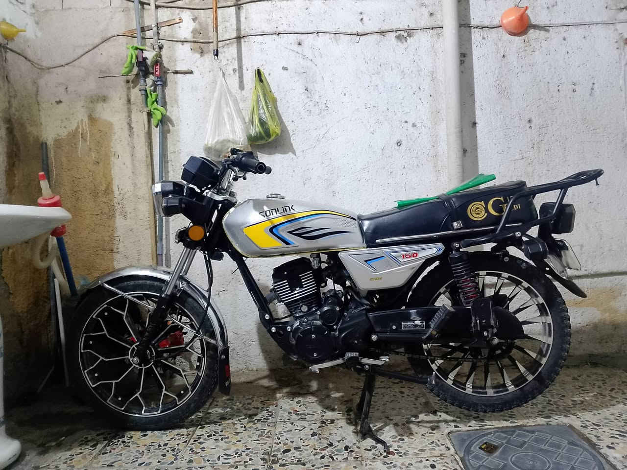 السلام عليكم للبيع دراجه سولنك موديل 2024 شهر 11 نازله السعر 700 دراجه داخله ادوات فقط مكاتبه الاستفسار الاتصال *********** متوفر واتساب
