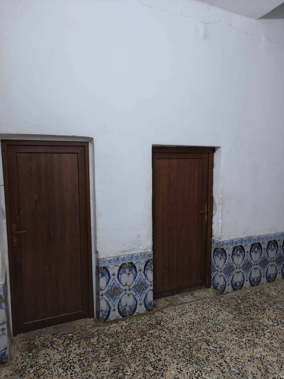 السلام عليكم بيت للأيجار مساحه 150 م يحتوي على غرفتين كبار وديوانيه وصاله ومطبخ وصحيات خارجيه ومنور بيت نضيف جدا على شارع تبليط العنوان حي اور الثانيه للأتصال ***********
