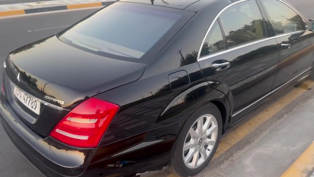 السلام عليكم
مارسيدس S500 خليجيه فول الفول 

موصفات معروفه ب500 

لارج 

5 بردات 

دبل جام 

داخل عسلي بالكامل 

تبريد 3 قطع 

شاشات خلفيه 

دبل ماوس أبواب وصدوك شفط 

تخم تاير عليها جديد

صدر خلفي امامي جديد 

بلوتوث زرع 

محدثة 2013 تحديث كامل حتى الشاشات الداخليه 

لايت ويا الستيرن يفتر 

ناضور ليلي 

كأمره خلفيه بلاديه 

مري شفط وقلاب 

بانوراما 

سياره جديده بمعنى الكلمة 

مكفوله من حادث من صبغ 

ماشيه 175 الف كشنات خلفيه أماميه تدفئه وتبريد 

فول الفول مواصفاتها مكاني بغداد 

*********** 

*********** 

سعرها 190 وبيها مجال
