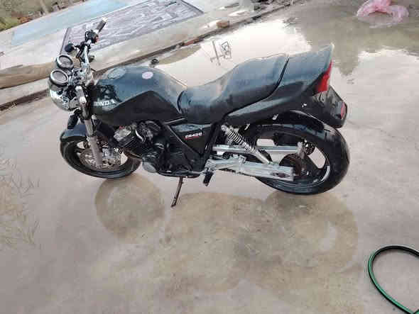 سلام عليكم سي بي فور جيل اول أوراق كامله نهضه هاون شرط ١٨٠ محرك مفتوح ففط كور لا دخان ولا تنقيص مكفول من بكن من الصوت دراجه شرط ١٢٣ بطناش كهربايات كله شغاله دراجه مالت جناي الياخذه ما يخسر مكان ديوانيه دغاره سعر مليون ٣٠٠ وبي مجال لطيبين ***********
